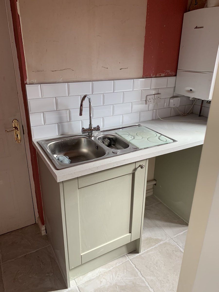 sjinstallations's tweet image. Walls and ceiling plastered @stevethespread ,bifold aluminium doors installed,spotlights and pendant lights installed, plumbing and electrics completed. Kitchen and utility units installed and floor and walls tiled. Another happy customer