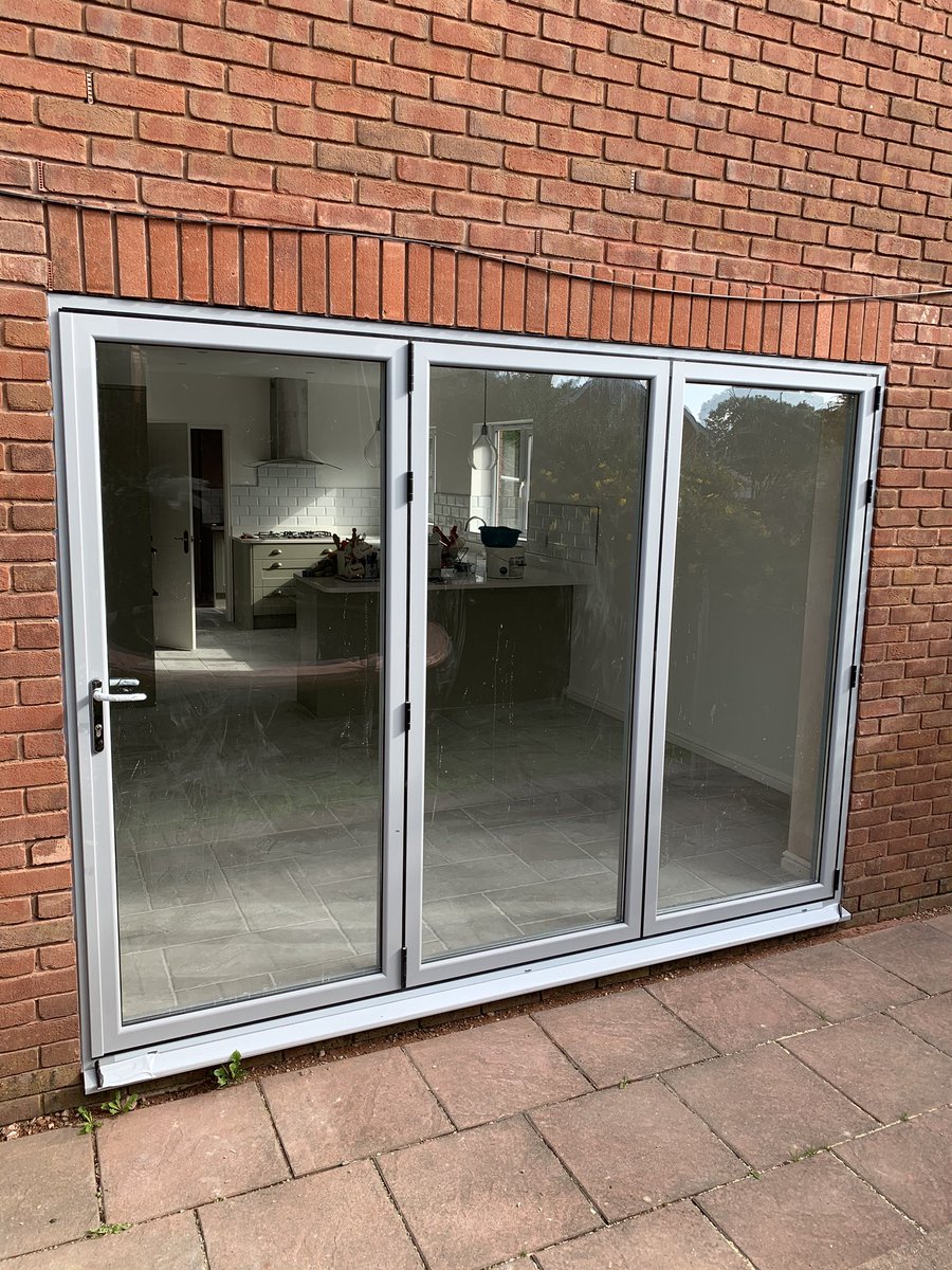 sjinstallations's tweet image. Walls and ceiling plastered @stevethespread ,bifold aluminium doors installed,spotlights and pendant lights installed, plumbing and electrics completed. Kitchen and utility units installed and floor and walls tiled. Another happy customer