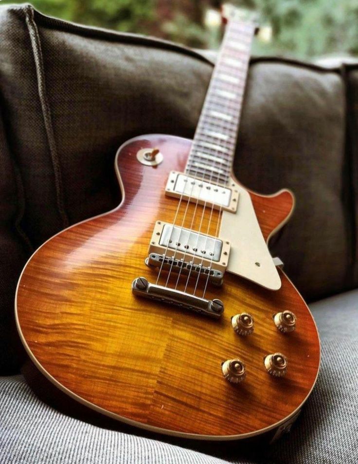 GuitarsWe's tweet photo. #guitarist #guitarra #guitarphotography #gibson #gibsoncustom #guitarily #guitarpedals #guitarplayer #wednesdaymorning https://t.co/hNJYmfkEcu