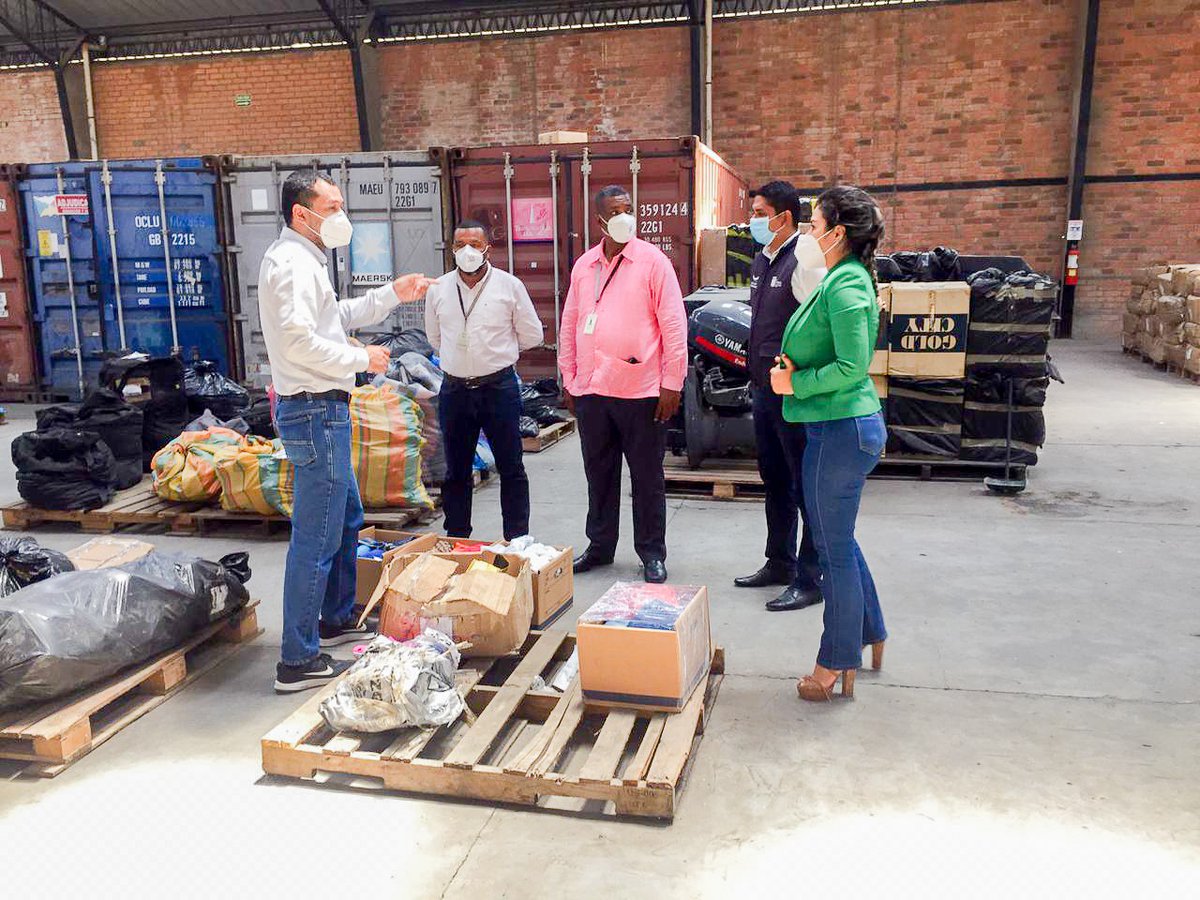 HadathyRodas's tweet photo. ¡Solidaridad! Gracias al apoyo de @SENAE_Aduana, continuaremos nuestra acción de ayuda social con la familia ÁnguloTarira, que resultó afectada a causa de un incendio en la Unión de #Quinindé.

 #DarUnaManoEcuador
#TrabajamosConMásFuerza https://t.co/jb6cggDCc1