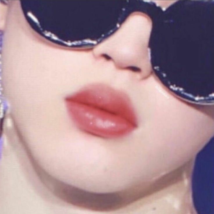 Let's continue with his PERFECT full lips , even models don't have lips this perfect