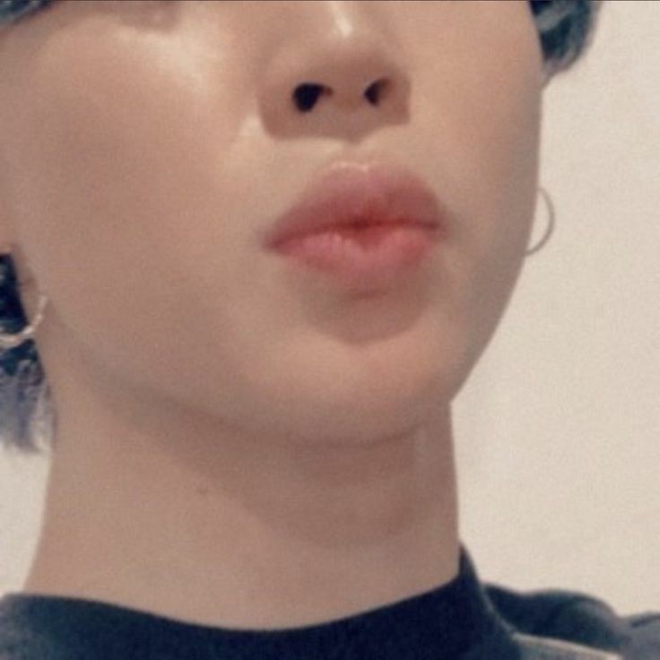 Let's continue with his PERFECT full lips , even models don't have lips this perfect