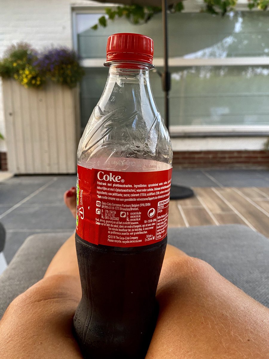 Virginie_VVD's tweet photo. Als de balast een beetje zwaar wordt is een groot voordeel aan de hittegolf ... s avonds beginnen werken in den hof en erna content zijn met een ijskoude cola tussen je benen 🤪 #Twitterhitte #relax https://t.co/xASjxslyJC