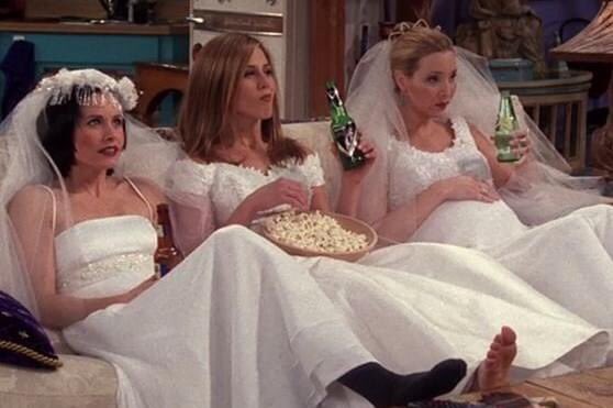 para las que dicen que se quieren casar solamente para poder usar un vestido de novia y no por el vato... háganle como el trío icónico de friends, que en este episodio ninguna se casó pero todas estaban usando vestidos de novia solamente para andar en su casa.