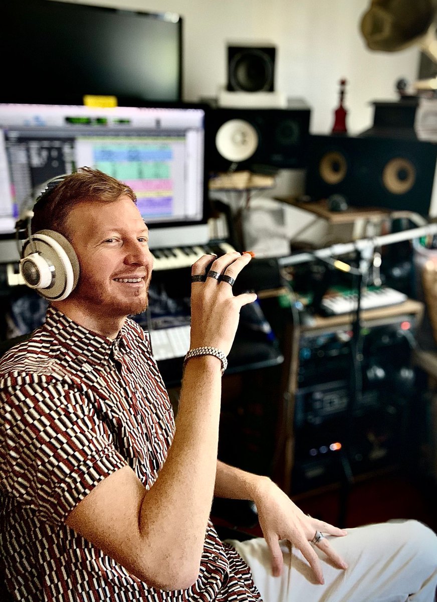 benjaminshaffer's tweet photo. Behind the scenes at my home studio working on We All Bleed. Good vibes, good tunes, uplifting folks. Feat. @DParenteMusic and #Nomadic.
.
OUT FRIDAY 8/14. Pre-save and enter for a chance to win $100 + a signed Unity sweatshirt here: https://t.co/wo7a7mwiXa
.
#weallbleed https://t.co/cQNxMKvpeG