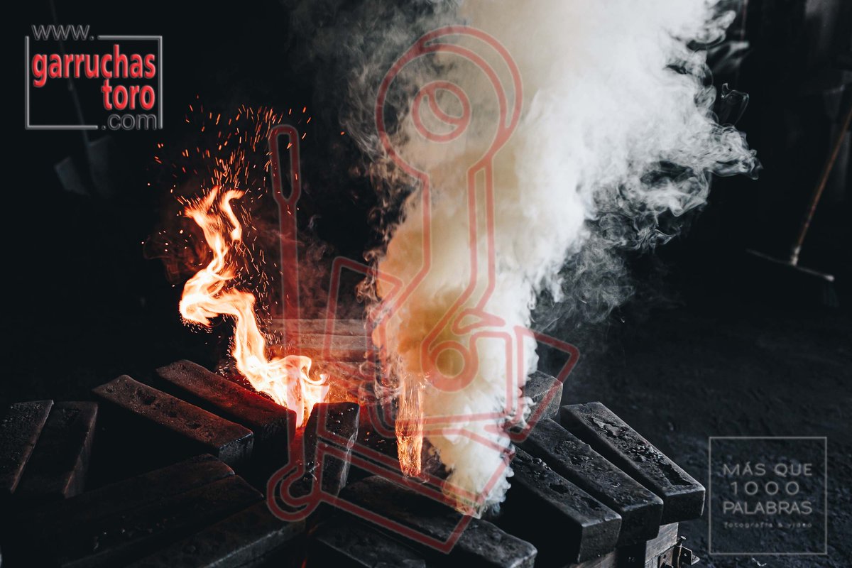 garruchastoro's tweet image. Una vez ingresa el #metal #fundido a los terrones, se queman los #gases internos y se generan llamas de formas curiosas |garruchastoro.com|