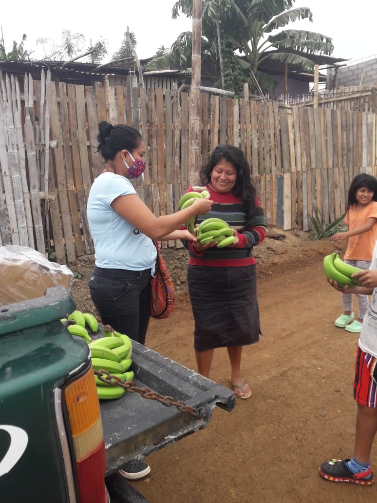 FundacinANMARO1's tweet photo. Bajo la coordinación del Dr. Stalin Chichanda Seguimos llevando una pequeña entra de alimentación a nuestros ciudadanos, gracias a nuestros benefactores anónimos que se hacen presente con sus donativos.@Milindoposorja @cynthiaviteri @ottosonnenh @Kleicer17 @AlexaPrensa https://t.co/htWbWe3igD