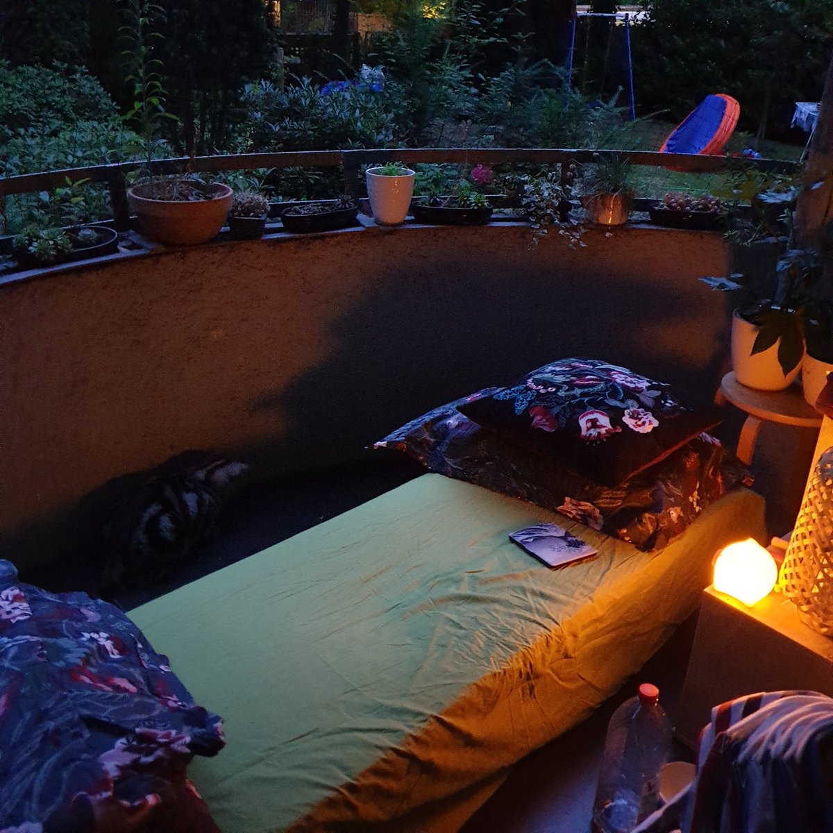 Excuse me while I sleep outside. Hält doch keiner mehr aus, Mensch! ☠️ #sommer #dankenein #reicht
