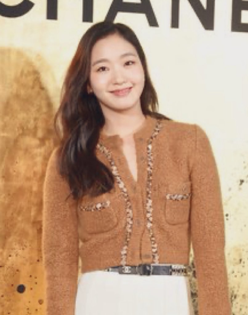 She is Kim Go Eun. She became a star overnight with her first movie, EunGyo! She bagged tons of awards & more than that praises for her acting skills by industry veterans. She was casted for work on recommendation of veterans, due to her skills. Yes. A reason to hate her....