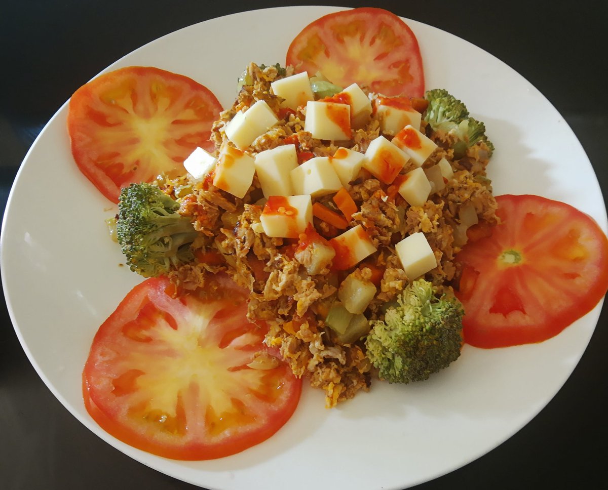 RaccBrown's tweet photo. #havinglunch Atรบn con queso, verduras y vegetales en salsa picante ๐คค๐ช๐ #ketolunchideas #mencocking #ketostylelife #Manjaran #UribePresoEs una chimba!!! https://t.co/vy15IFXtyq