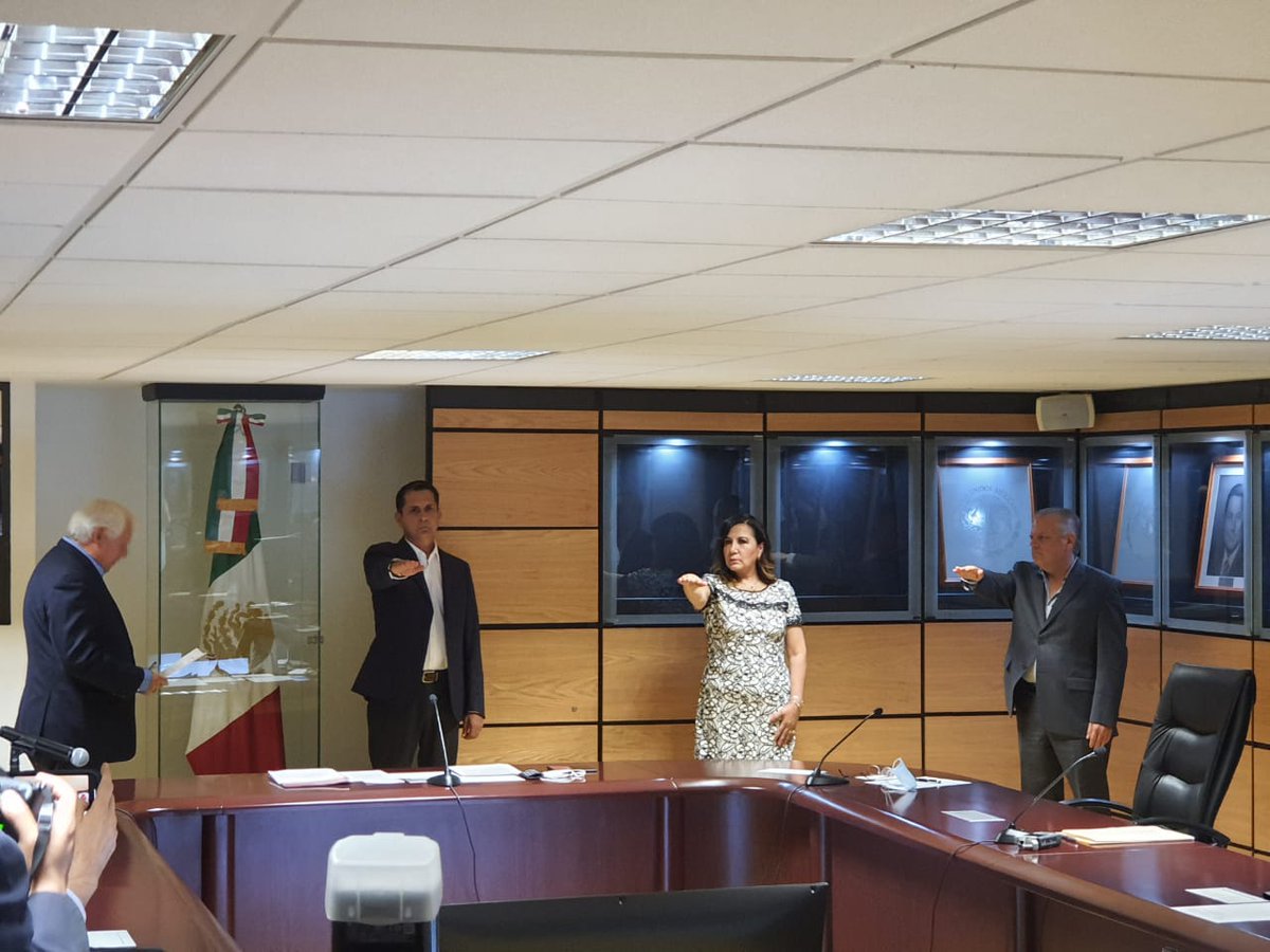 En la SADER, se tomó protesta al nuevo Consejo Directivo de la Organización de Porcicultores Mexicanos, por el Secretario de la SADER, Dr. Víctor Villalobos Arámbula. El Sr. Heriberto Hernández Cárdenas Presidente; Lic. María de la Luz Abrego Chávez, Secretaria General. <a href="/vmva1950/">Víctor Villalobos Arámbula</a>