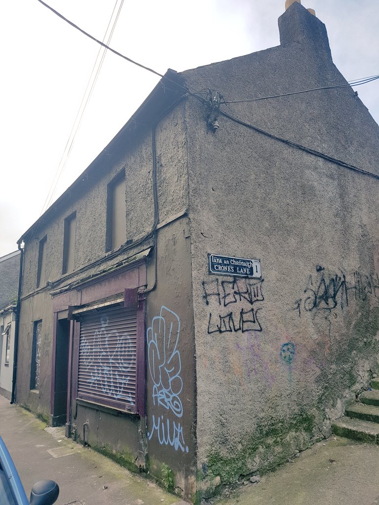 another vacant property, this one with a lovely old shop front & side laneway #Cork character, would be great to see it restored for someone's home, work place  #culturalheritage  #homelessness  #dereliction