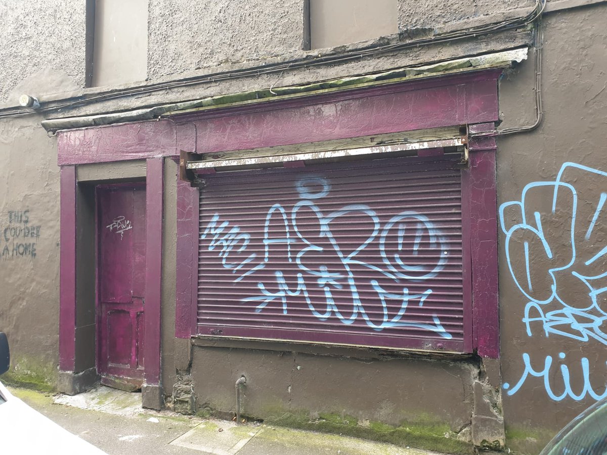 another vacant property, this one with a lovely old shop front & side laneway #Cork character, would be great to see it restored for someone's home, work place  #culturalheritage  #homelessness  #dereliction