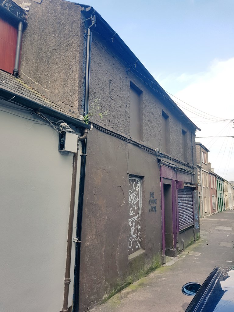 another vacant property, this one with a lovely old shop front & side laneway #Cork character, would be great to see it restored for someone's home, work place  #culturalheritage  #homelessness  #dereliction