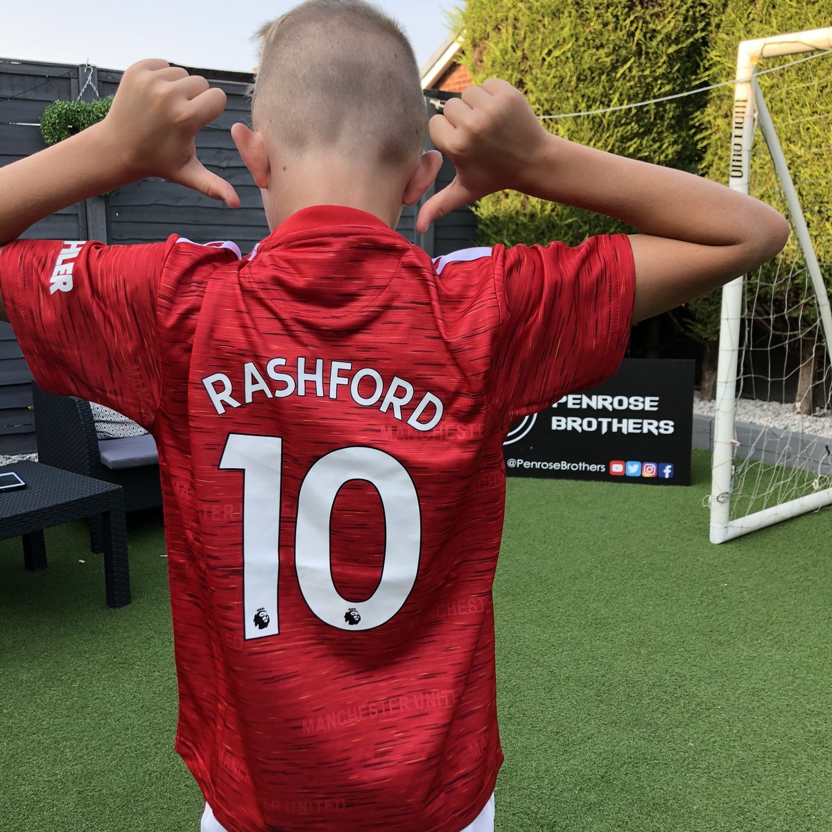 PenroseBrothers's tweet photo. NEW Shirt day 🔴⚪️
Love my new @MarcusRashford @ManUtd kit 🙌🏼
.
#manu #manunited #mufc #united #manunitedfc #manchesterunited #rashford #adidas #football #soccer #footballplayers #skills #tekkers #premierleague https://t.co/P8t6xAqqM1