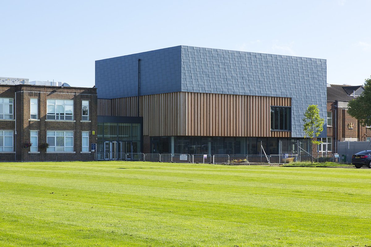 VMZINCUK's tweet image. King Edward VI School – School Auditorium.  A multi-function auditorium.  Designed by:  Morse Webb Installed by:  @PaceRoofingLtd #FlatLock #Shingles #PIGMENTO #Design #ARCHITECTURE