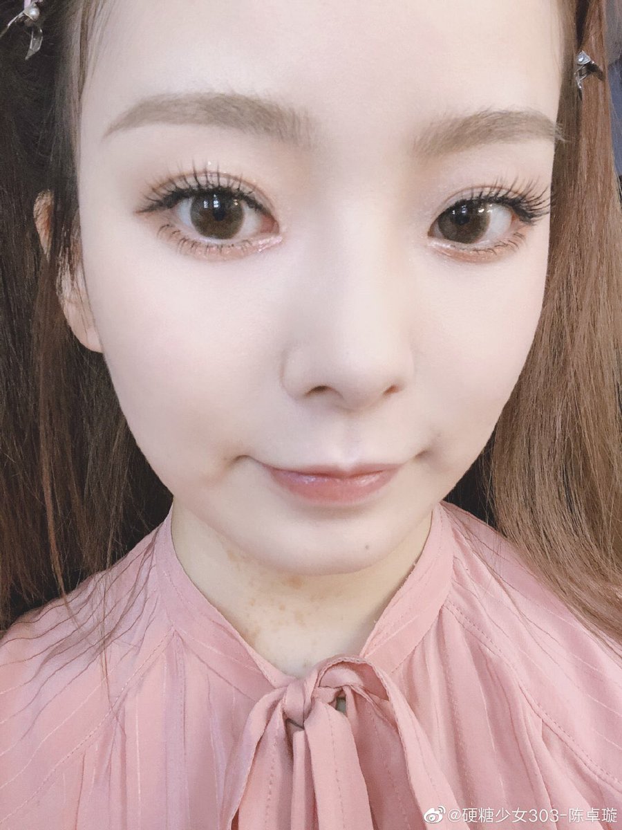 Pretty pretty eyelashes selfie Zhuo Xuan  