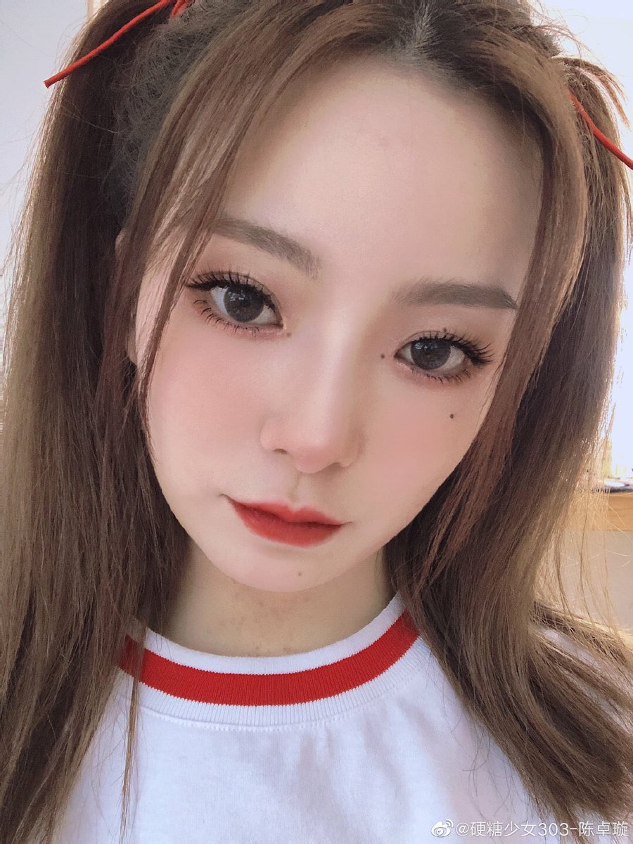 Pretty pretty eyelashes selfie Zhuo Xuan  