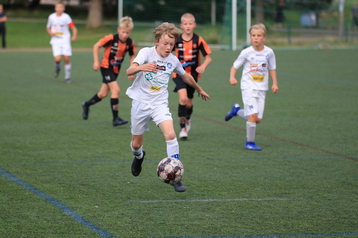 futiskuvat's tweet photo. Kisapuistossa paikalliset vastakkain tänään. Hyvä meininki kentällä ja kentän laidallakin.

#fckuusysi @fckuusysi #fcreipas https://t.co/eUormmLY0T