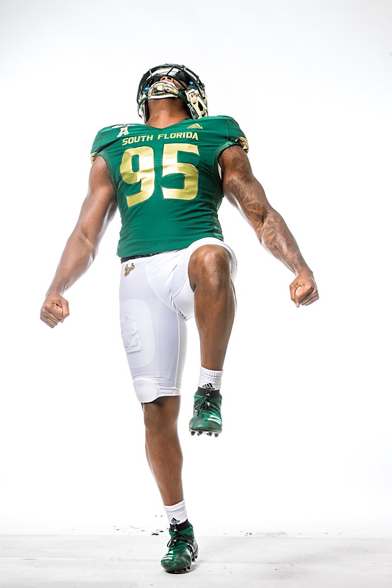 BeGreatThomas's tweet photo. Looking up at my fallen soldiers with a big smile cause I know I’m the chosen one. 💚💯 R.I.P Mom & Dad ❤️💯 #blessed #ninefive #football https://t.co/FDTmR6Zv8x