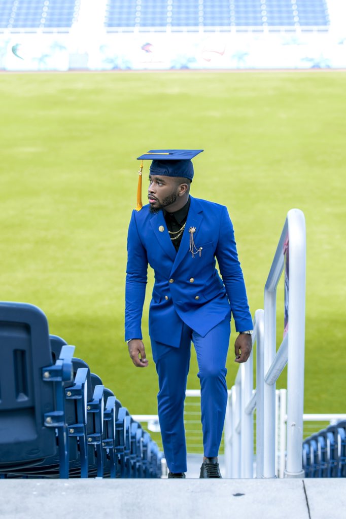 2livewill's tweet image. Turn up on my dreams like they too low 💫🎓
#blackgrad #gradszn