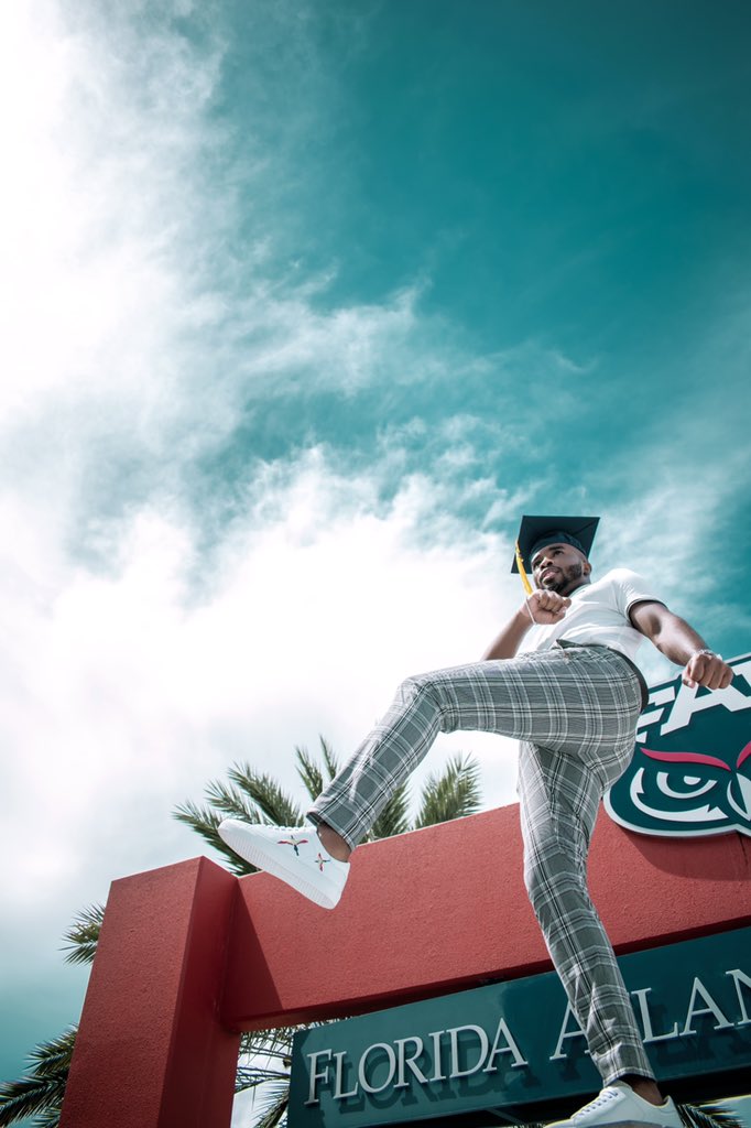 2livewill's tweet image. Turn up on my dreams like they too low 💫🎓
#blackgrad #gradszn