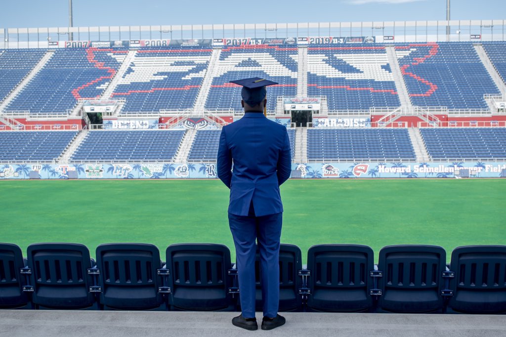 2livewill's tweet image. Turn up on my dreams like they too low 💫🎓
#blackgrad #gradszn