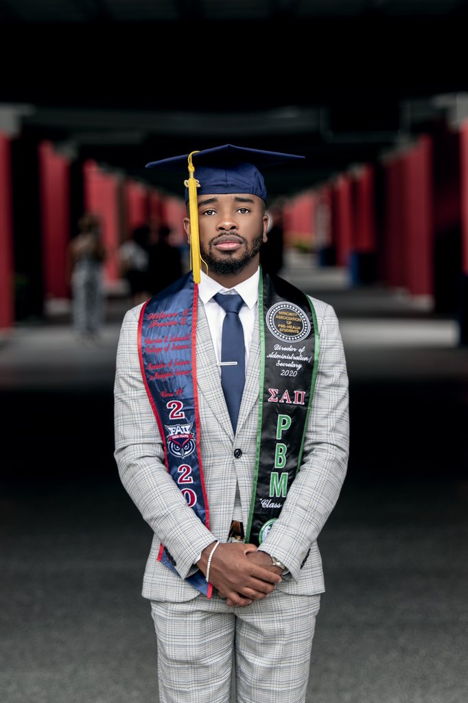 2livewill's tweet image. Turn up on my dreams like they too low 💫🎓
#blackgrad #gradszn