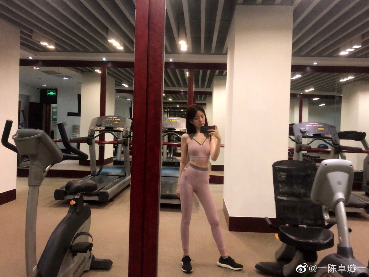 Work out Zhuo Xuan, oh my god just look at her abs !!
