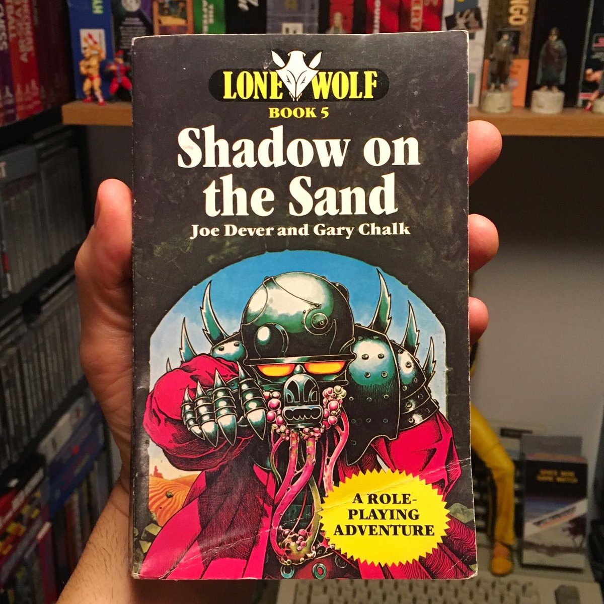 UnboxingHands's tweet photo. Shadow on the Sand - Lone Wolf Gamebook - 1985
💪😀👍
#gamebook #lonewolf #gameroom #gamerguy #joedever #garychalk #shadowonthesand #retrogamer #retrogaming #retrogames #rpg #popculture #popularculture #fantasybooks #lonewolfseries https://t.co/ODvpIyAcF0