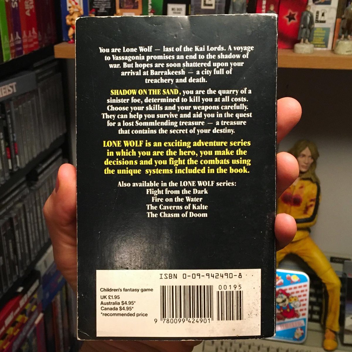 UnboxingHands's tweet photo. Shadow on the Sand - Lone Wolf Gamebook - 1985
💪😀👍
#gamebook #lonewolf #gameroom #gamerguy #joedever #garychalk #shadowonthesand #retrogamer #retrogaming #retrogames #rpg #popculture #popularculture #fantasybooks #lonewolfseries https://t.co/ODvpIyAcF0
