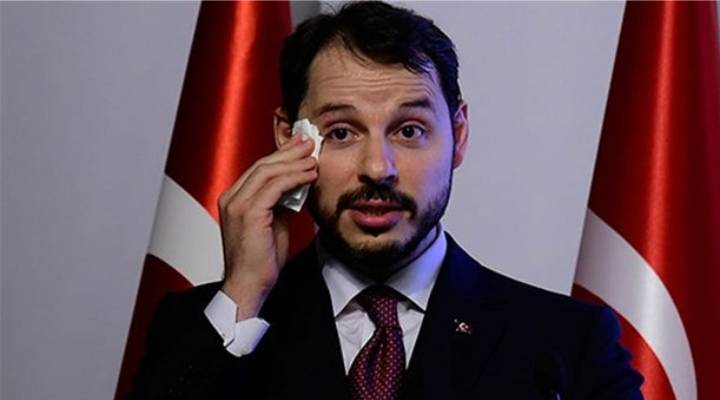 BirGun_Gazetesi's tweet photo. Damat Bakan Albayrak'tan "Dolar yükselince endişelenmeli miyiz?" sorusuna yanıt: 

Dolarla mı maaş alıyorsunuz? Dolarla bir işiniz var mı?

https://t.co/4dDE2WyzW4 https://t.co/1CXmxRjwmv