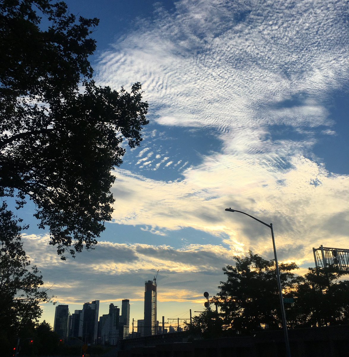 aMerryMary's tweet photo. Cool sky, bro 😎👌

#thatskytho #cloudporn #summerinthecity #goldenhour https://t.co/IInriLl908