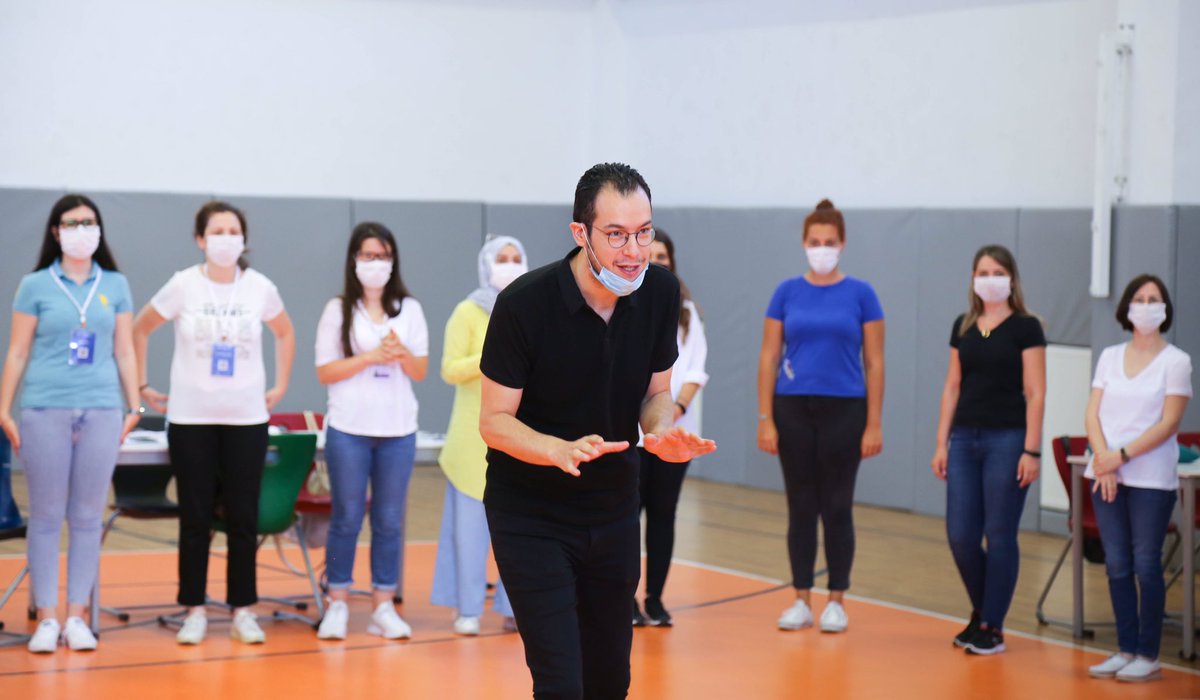 VizyonKoleji's tweet photo. Doç. Dr. Yavuz Samur tarafından verilen “Oyunlaştırma” eğitiminde hem eğlenen hem öğrenen öğretmenlerimiz, öğrendikleri oyunları öğrencilerimizle oynamak için sabırsızlanıyorlar ❤️ #oyun #oyunlaştırma #öğretmen #eğitim #öğretim #VizyonKoleji https://t.co/GewK93iOFp