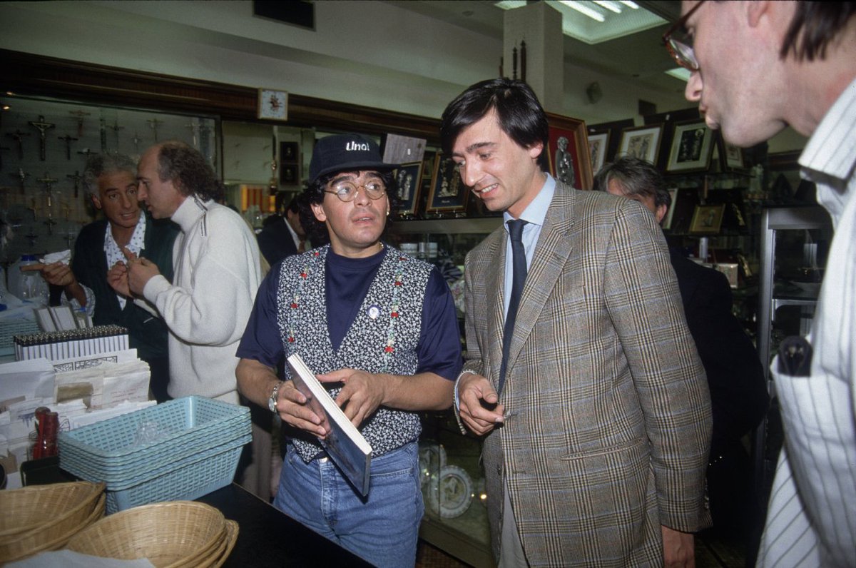 p_albertomoreno's tweet photo. Yo estoy viendo bien...
#Maradona le esta contando sensaciones a @m_benedetto del partido de champions UCL
Mientras @WalterNelson50 discute con el virrey como formaria al PSG por champions
#QUERAROTODO
No quiero pensar que el pelo canoso que asoma es de pablito echarri https://t.co/kiyMo1od48