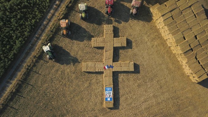 xavierbertrand's tweet photo. Bel hommage au Général De Gaulle par la commune de #Chemy en @hautsdefrance avec la réalisation d’une croix de Lorraine géante, composée de 36 ballots de paille. Un beau clin d’œil des agriculteurs du Nord en cette année #DeGaulle2020 ! 🇫🇷🌾 https://t.co/akvoU4w3GO