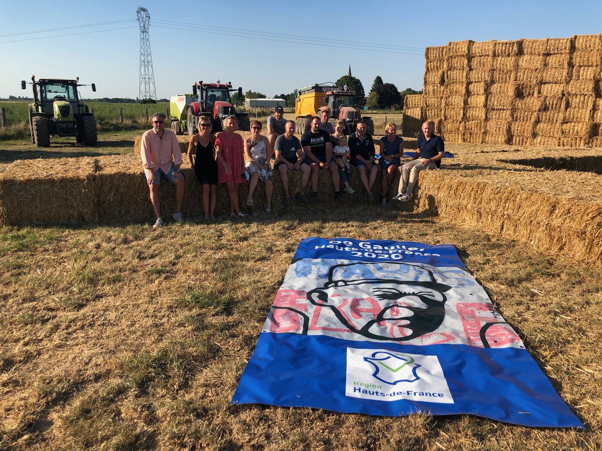 xavierbertrand's tweet photo. Bel hommage au Général De Gaulle par la commune de #Chemy en @hautsdefrance avec la réalisation d’une croix de Lorraine géante, composée de 36 ballots de paille. Un beau clin d’œil des agriculteurs du Nord en cette année #DeGaulle2020 ! 🇫🇷🌾 https://t.co/akvoU4w3GO