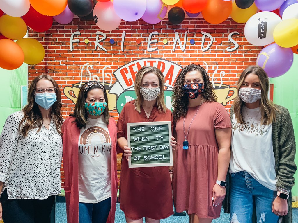 greenmpatterson's tweet photo. HAPPY FIRST DAY! We loved spending the day with our 4th graders. It will be such a great school year! ❤️😍💞 @greenexplorers @greenjlac @Green_4th @greenamartin @greenamartin @Allen_ISD #allenisdfirstday #InThisTogether https://t.co/Yk9avGY4aT