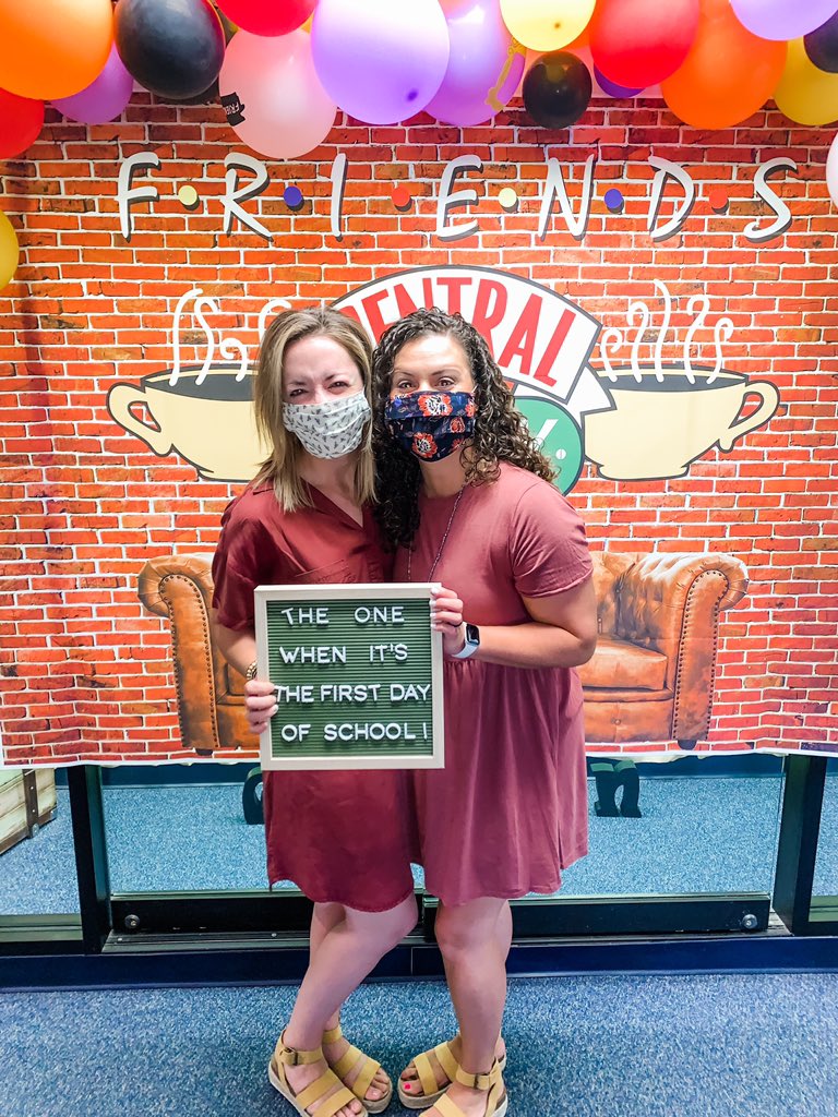 greenmpatterson's tweet photo. HAPPY FIRST DAY! We loved spending the day with our 4th graders. It will be such a great school year! ❤️😍💞 @greenexplorers @greenjlac @Green_4th @greenamartin @greenamartin @Allen_ISD #allenisdfirstday #InThisTogether https://t.co/Yk9avGY4aT