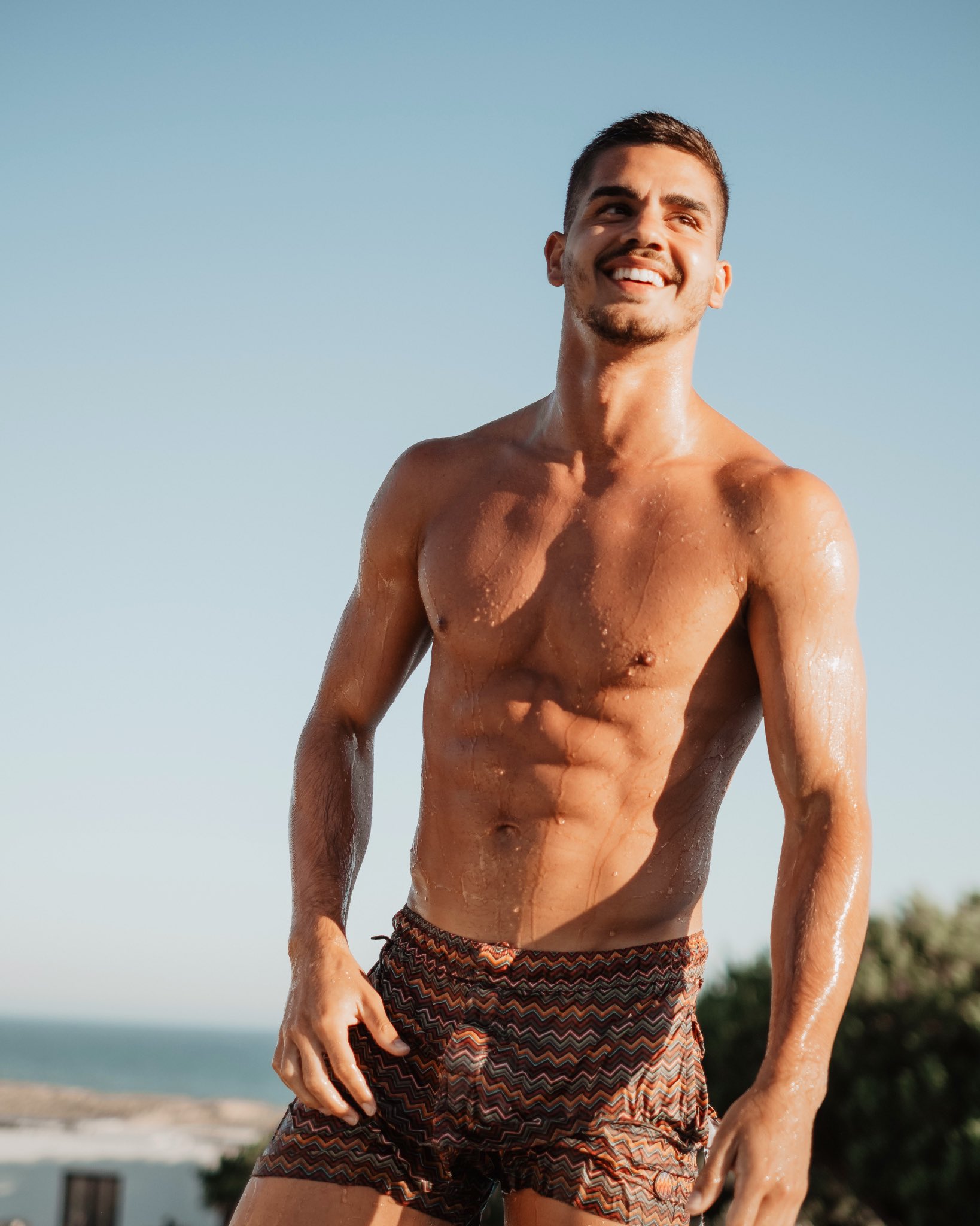 Der Christian
 Skorpion ohne shirt, und mit muskuläre Körper am Strand
