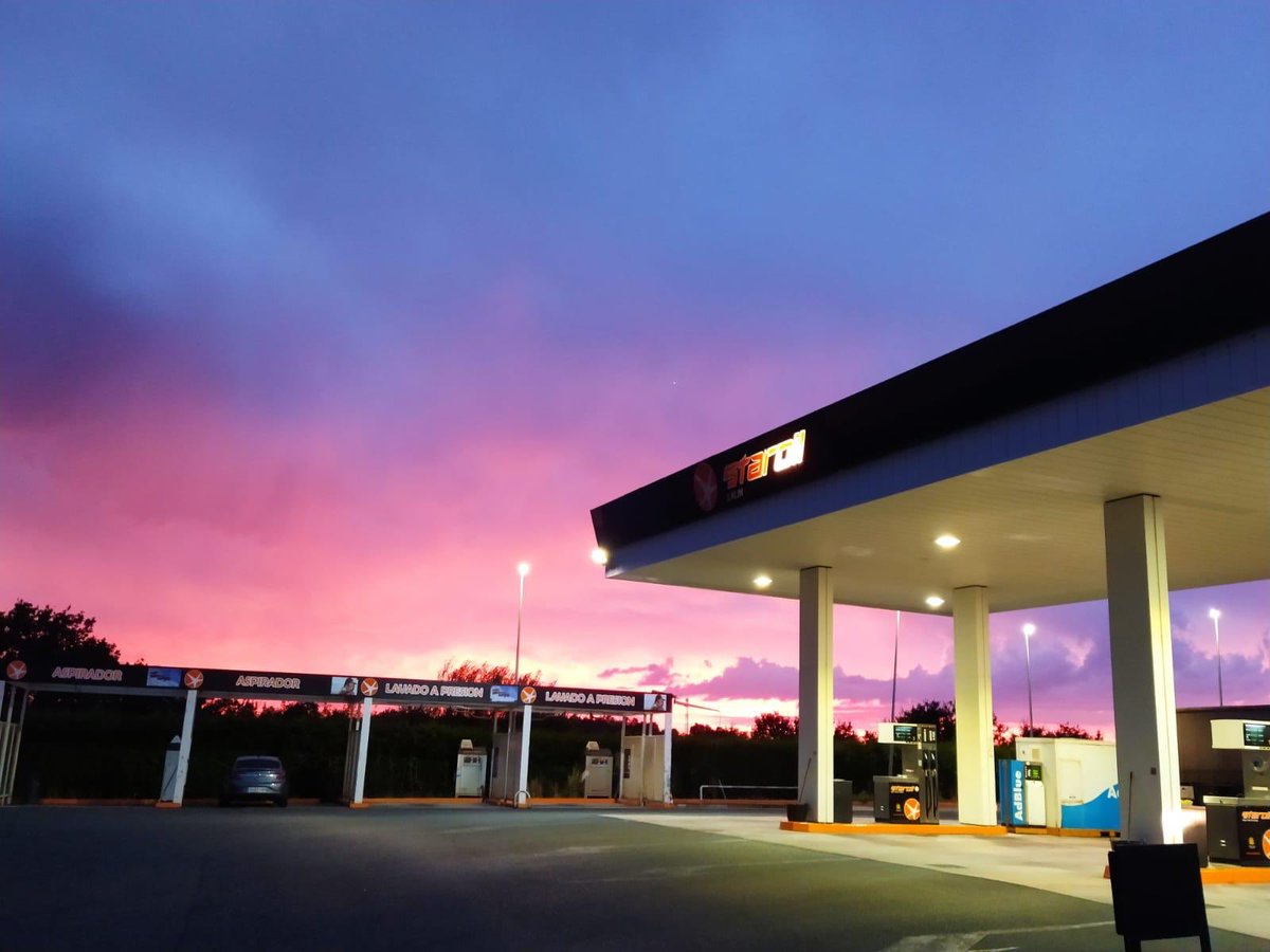 EESS_Staroil's tweet photo. Preciosas las fotos 📸📸🌄🌄 que nos envían l@s compañer@s de nuestra estación de servicio de Lalín. 

El tiempo de estos días en Galicia, pese a ser un poco caprichoso 🌦🌦🌦🌦, nos deja unas instantáneas de lujo ⛽️⛽️⛽️ 😍😍😍😍😍😍😍 https://t.co/X2TPlS94qw