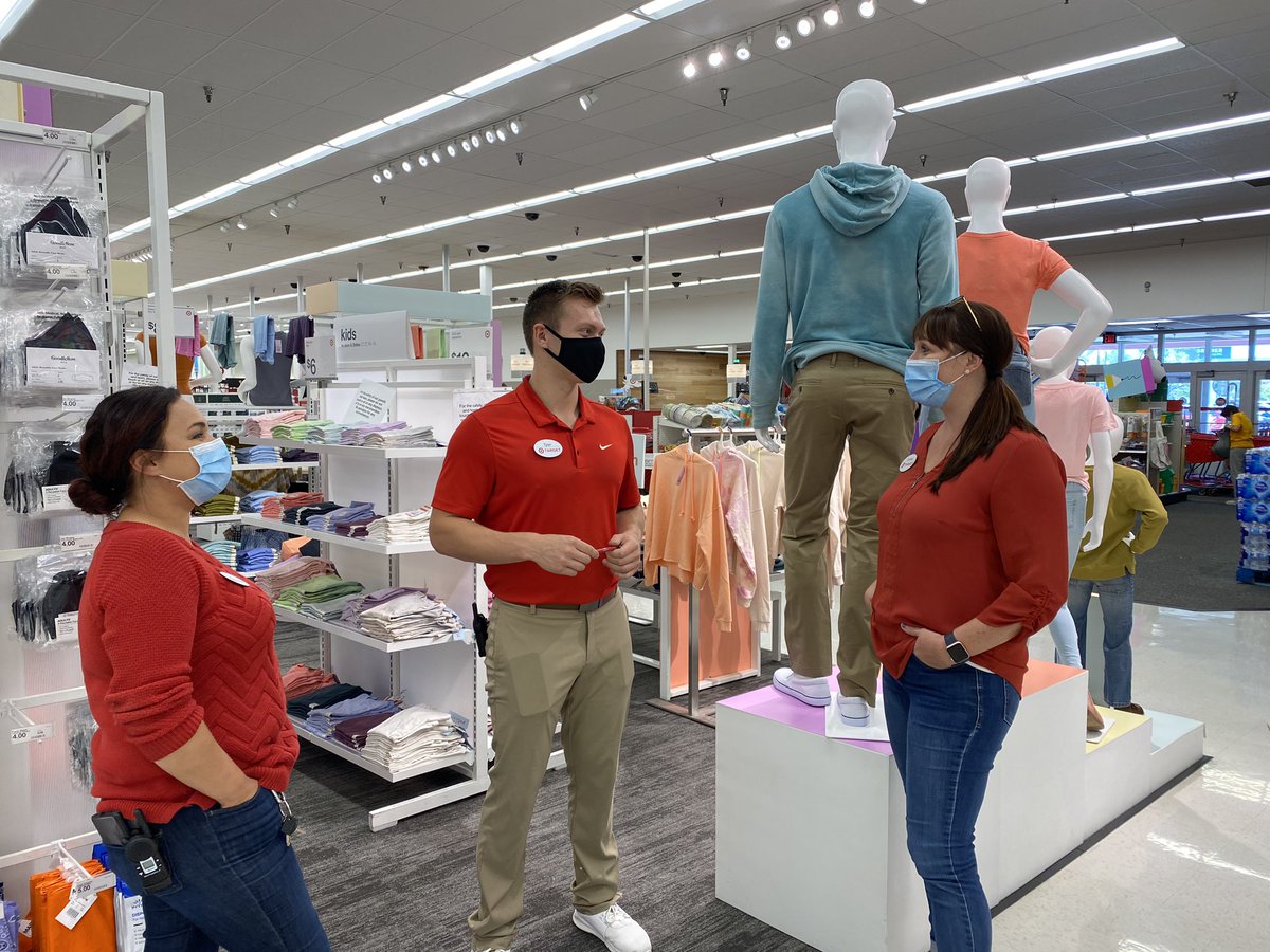 #T658 a great time celebrating intern graduation today with Ty! We are bummed the summer’s over, but excited to see all the amazing things Ty will accomplish in his Target future! #TargetInterns🎯#worksomewhereyoulove @KarlieHHubbard <a href="/4everettMark/">Mark.Everett</a> <a href="/CarmellCC12/">Carmell</a>