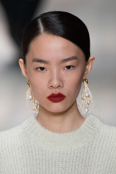 TheArteSalon's tweet photo. we are loving a sleek fall look #Hair #chignons #ponytails  @JilSanderPR fall 2020 https://t.co/F2h3VdIFm7