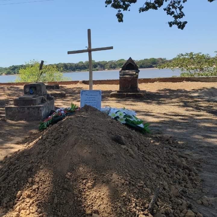 "Que me entierren en el río,
cerca de una garza blanca.
Lo demás ya será mío.
Y aquella corriente franca
que yo pedía a mi paso
será patria recobrada.
El éxito del fracaso.
La gracia de la llegada..."

#Testamento #Casaldáliga