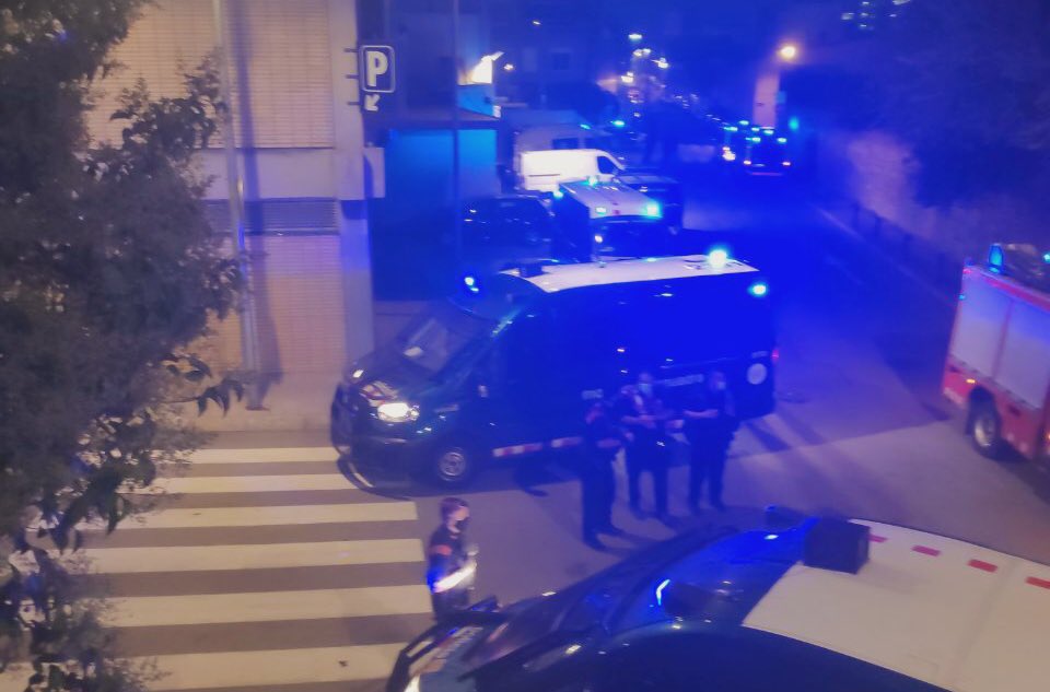 ramossalvat's tweet photo. 🔴 Nova nit calenta a Sant Joan Despí. #ARRO @Mossos desplegats per evitar enfrontaments entre veïns i ocupes. S’ha intentat calar foc a la nau que aquest matí s’ha desallotjat, on vivien lladres. Hi ha ferits lleus per  una baralla. @elcasocat https://t.co/QFMbGC0WVm