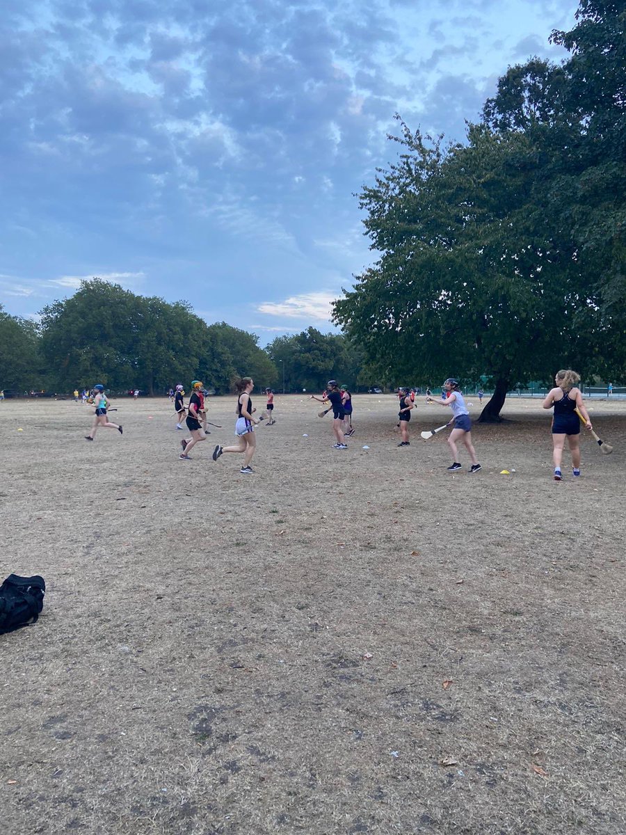 Blue skies in South West London tonight for another fantastic Croydon Camogie training session. Cheers to @aiscotter for taking tonight’s training 👏🏻Welcome to all our new players, great to have you all on onboard and we look forward to a promising season ahead 🏑🍀