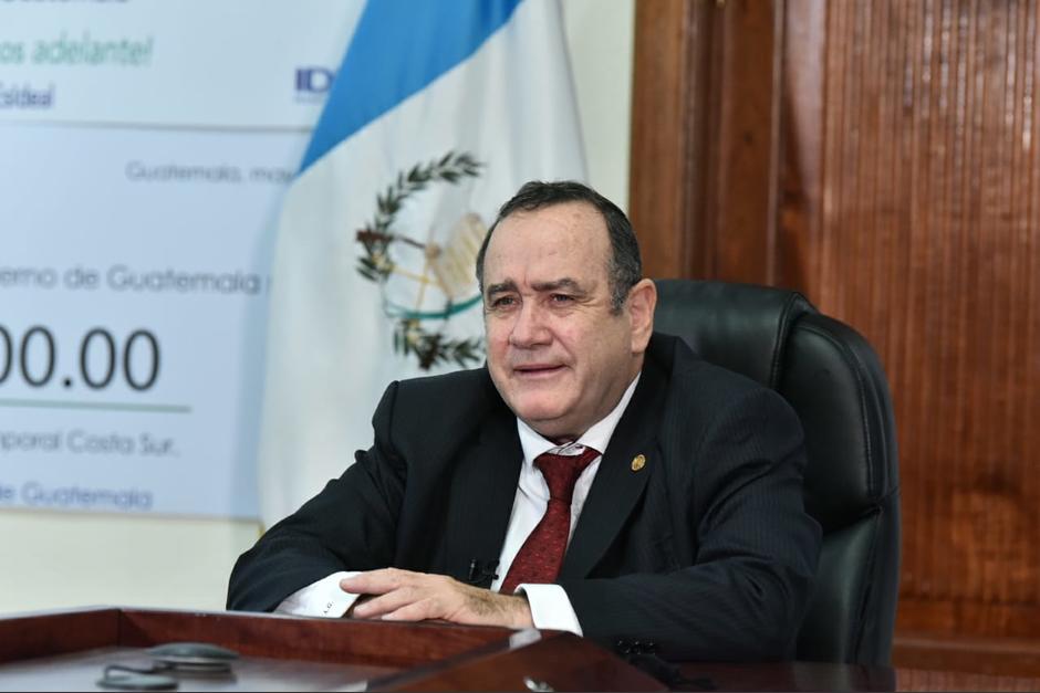 soy_502's tweet photo. #Video Giammattei contuvo las lágrimas al recordar su vida de joven

Contó en una entrevista, cómo fue su vida de joven y que, según él, esa determinación lo llevó a ocupar la silla presidencial

Así lo dijo: https://t.co/NLxY42xkLk https://t.co/sqF0fxR8Yi