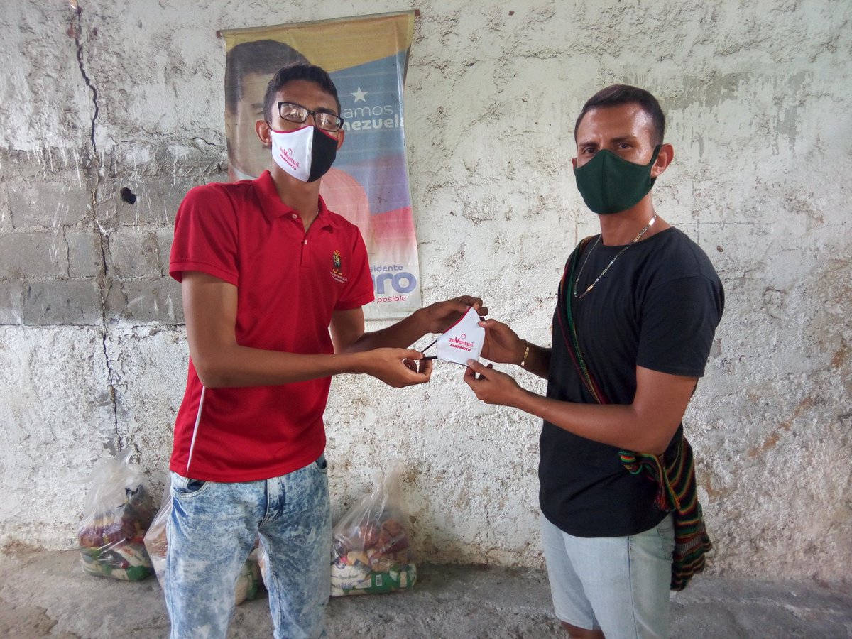 jpsuv_pampanito's tweet photo. #Hoy en el marco del #DiaInternacionalDeLaJuventud el coordinador municipal de nuestra @jpsuv_pampanito @JesusSequera21 obsequio un tapabocas para cada comisionado como medida de prevención para la lucha contra el Covid-19.
#JuventudRevolucionaria https://t.co/J3kGdZoTTV