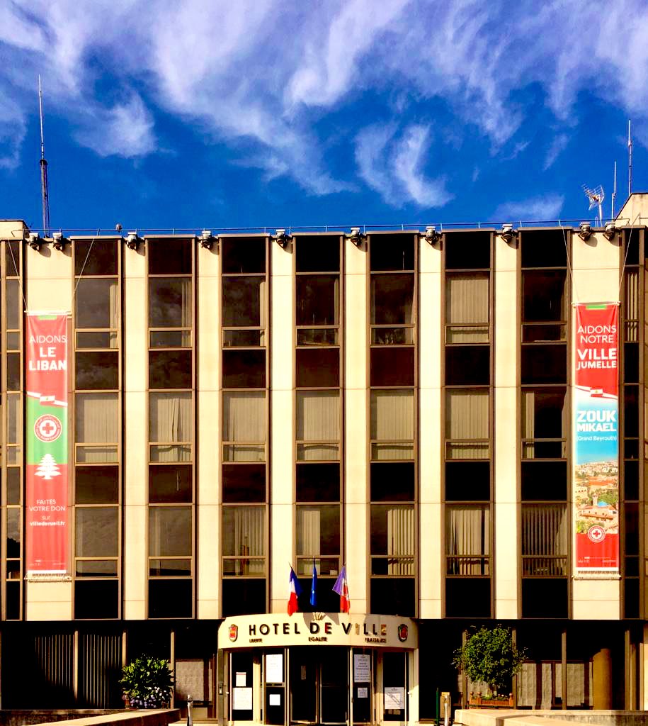 Cecile_Perret's tweet photo. Espoir et #soutien via une #collecte de fonds pour le #Liban à @villederueil #prayforbeyrouth #croixrouge libanaise https://t.co/CRQX3l6y6P