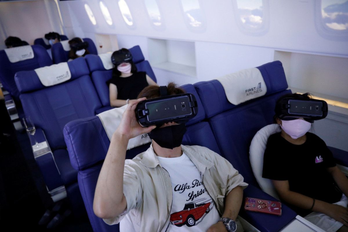 RyanBellGuide's tweet photo. Customers in flight seats use #VirtualReality devices at First Airlines, that provides #VR flight experiences, including #360-degree tours of cities and meals

People in #Japan are boarding fake planes to take #virtual vacations around the world https://t.co/PHl7iT4Z6s https://t.co/i8fNfqCUqD